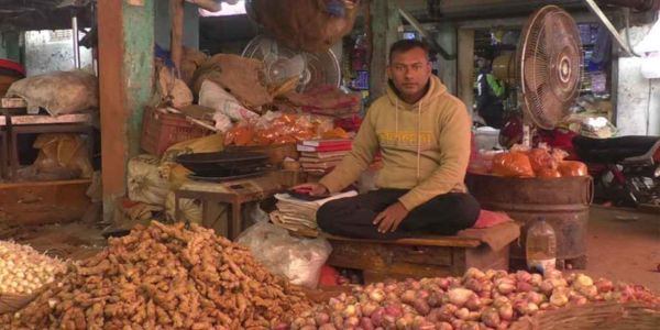 হিলিতে কমেছে আলু ও কাঁচামরিচের দাম